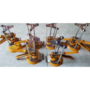 Con đội gạch thi công ốp tường